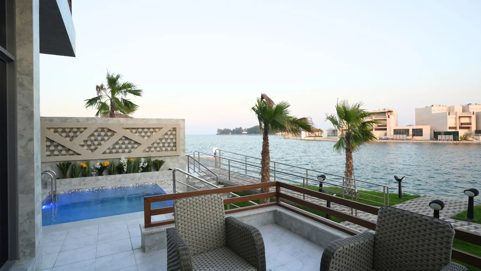 منتجع أجمكان فى الخبر، وحدات فندقية وفلل على الخليج العربي. Ajmkan Resort in Al Khobar, hotel units and villas on the Arabian Gulf.