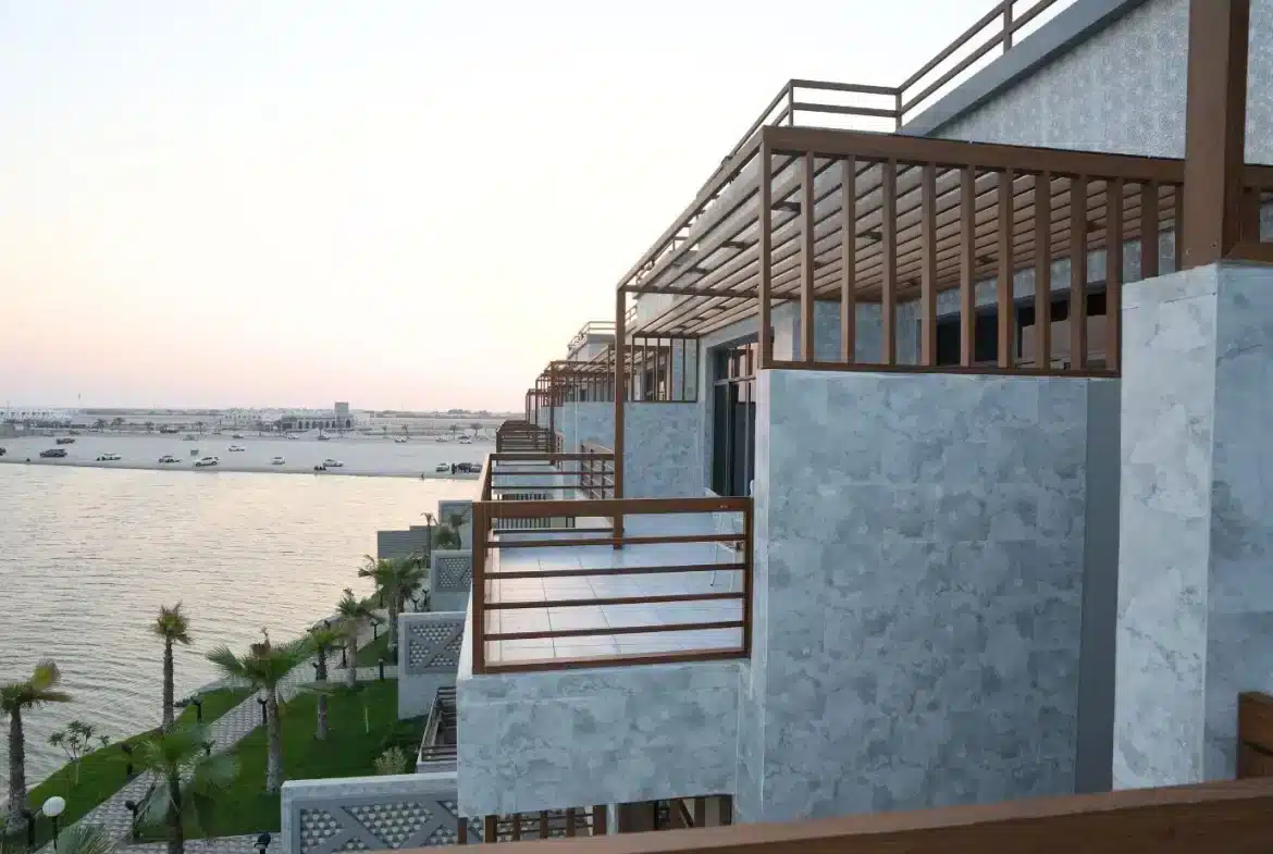 منتجع أجمكان فى الخبر، وحدات فندقية وفلل على الخليج العربي. Ajmkan Resort in Al Khobar, hotel units and villas on the Arabian Gulf.