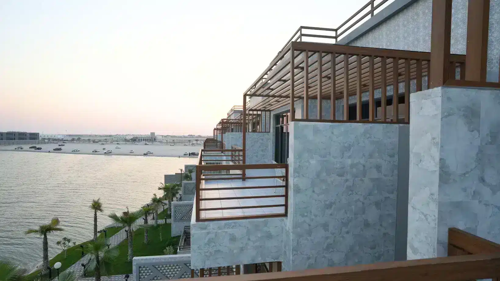 منتجع أجمكان فى الخبر، وحدات فندقية وفلل على الخليج العربي. Ajmkan Resort in Al Khobar, hotel units and villas on the Arabian Gulf.