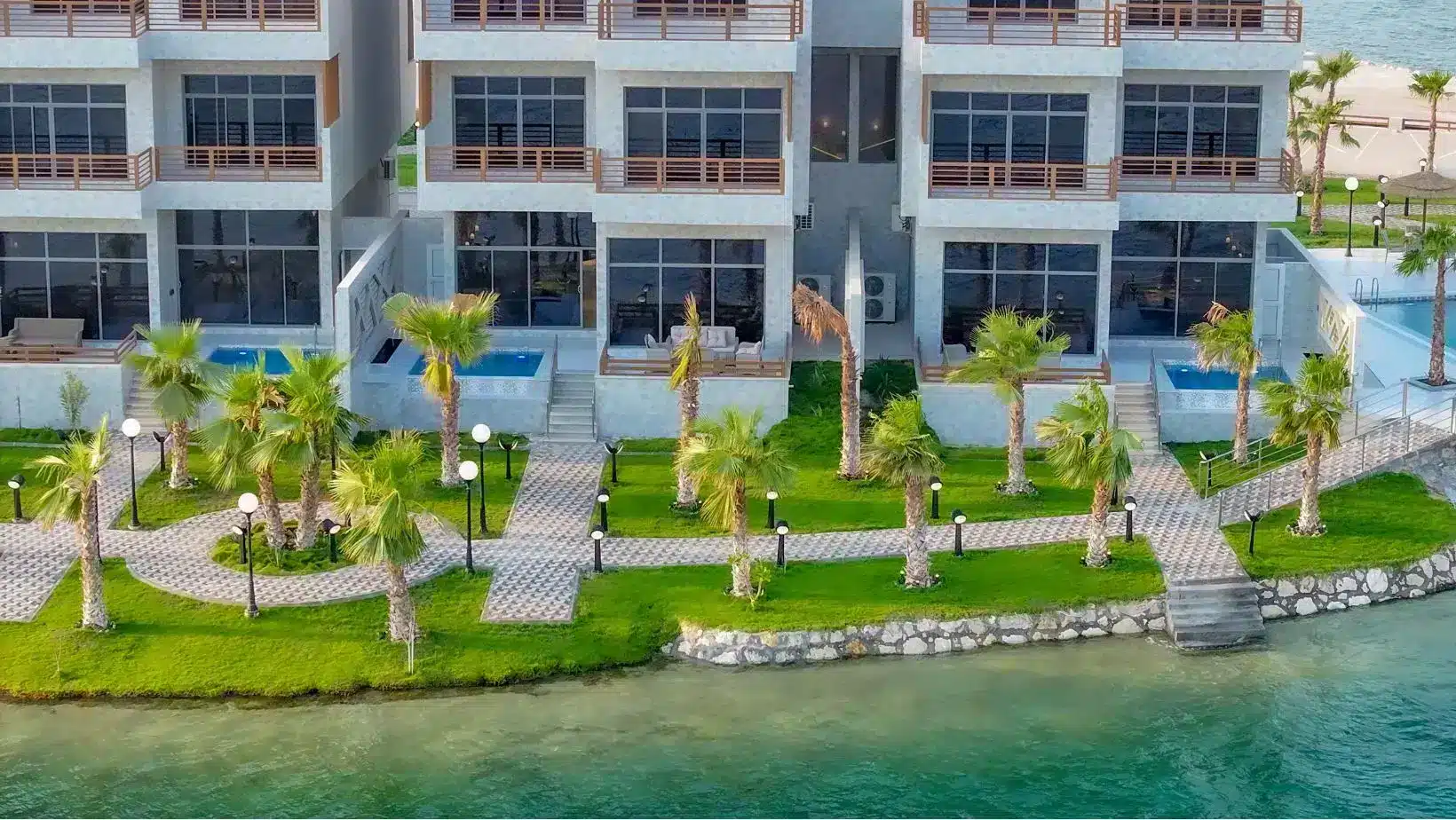 منتجع أجمكان فى الخبر، وحدات فندقية وفلل على الخليج العربي. Ajmkan Resort in Al Khobar, hotel units and villas on the Arabian Gulf.