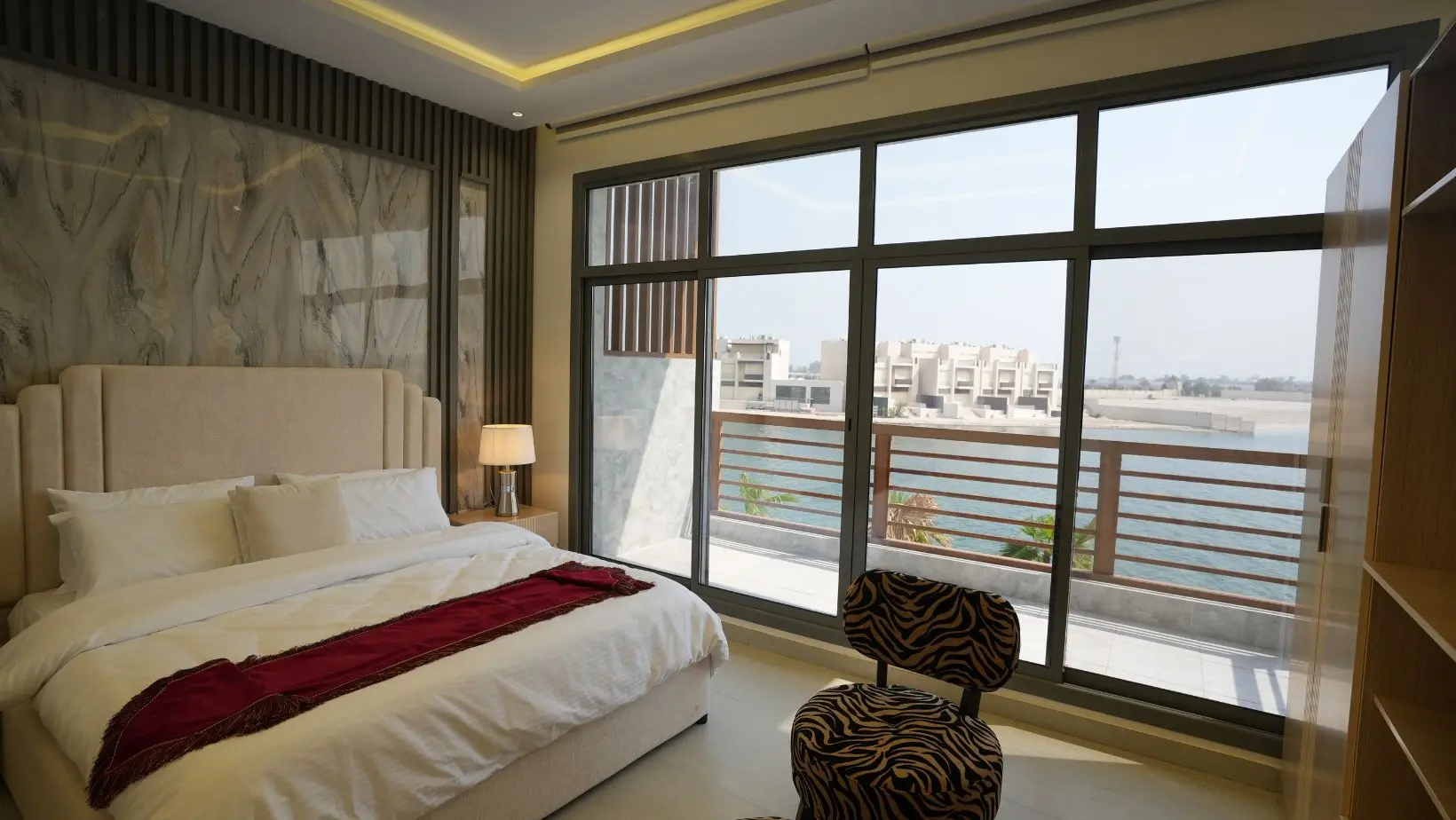 منتجع أجمكان فى الخبر، وحدات فندقية وفلل على الخليج العربي. Ajmkan Resort in Al Khobar, hotel units and villas on the Arabian Gulf.